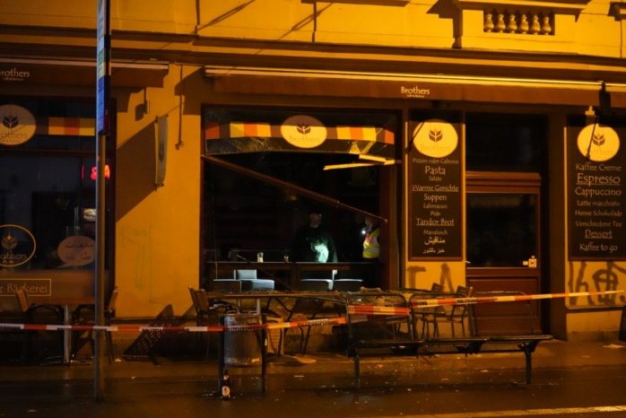 Der Schaden im Ladengeschäft an der Eisenbahnstraße wird in der Nacht begutachtet. Foto: LZ