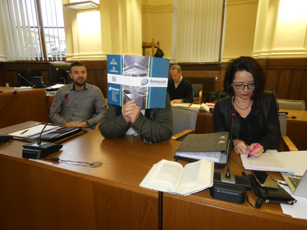 Der Angeklagte im Gericht.