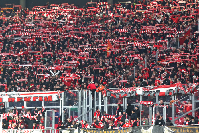 Der Fanblock des 1. FC Union Berlin präsentiert seine Schals. Foto: Jan Kaefer