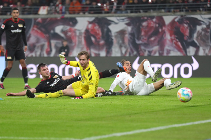 Yussuf Poulsen (9, RB Leipzig/ rechts) erzielt gegen Torwart Frederik Rönnow (1, Union Berlin) ein umstrittenes Abseits-Tor. Foto: Jan Kaefer