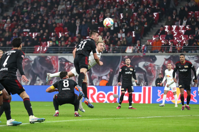 Robin Knoche (31, Union Berlin) gegen Emil Forsberg (10, RB Leipzig) im Kopfballduell. Foto: Jan Kaefer