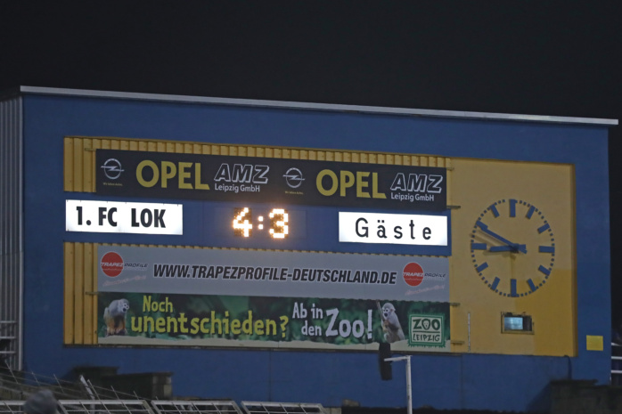 Ein torreiches Spiel in Leipzig endet mit 4:3 für Lok. Blick auf die Anzeigetafel mit dem Endstand. Foto: Jan Kaefer