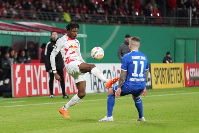 Mohamed Simakan (2, RB Leipzig) gegen Angelino (11, Hoffenheim). Foto: Jan Kaefer