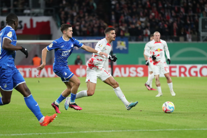 Christoph Baumgartner (14, Hoffenheim) gegen Andre Silva (19, RB Leipzig). Foto: Jan Kaefer