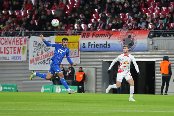 Ozan Kabak (5, Hoffenheim) vor Timo Werner (11, RB Leipzig) am Ball. Foto: Jan Kaefer