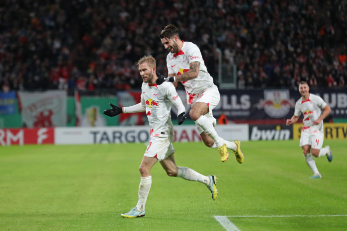 Konrad Laimer (27, RB Leipzig) und Dominik Szoboszlai (17, RB Leipzig) bejubeln ein Tor. Foto: Jan Kaefer