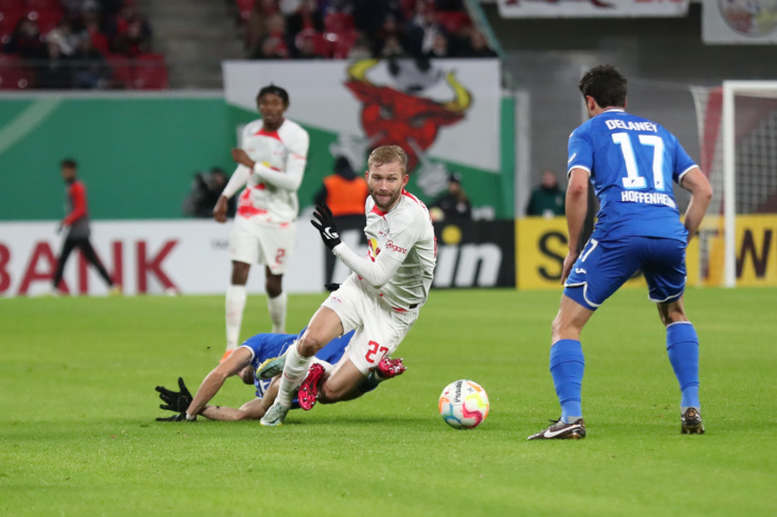Konrad Laimer (27, RB Leipzig) geht zu Boden. Foto: Jan Kaefer