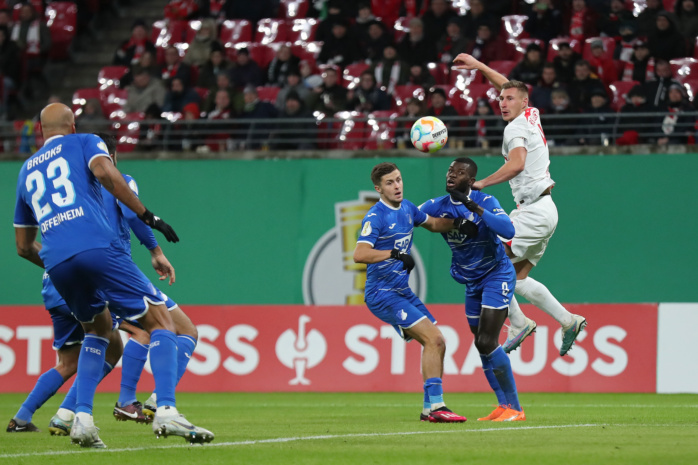 Willi Orban (4, RB Leipzig) in der Luft gegen Christoph Baumgartner (14, Hoffenheim) und Ihlas Bebou (9, Hoffenheim). Foto: Jan Kaefer