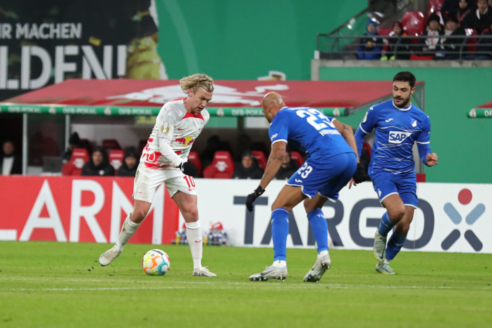 Emil Forsberg (10, RB Leipzig) gegen John Anthony Brooks (23, Hoffenheim). Foto: Jan Kaefer