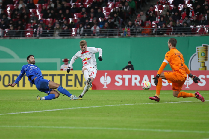 Timo Werner (11, RB Leipzig) mit Schuss-Chance, Ozan Kabak (5, Hoffenheim) rutscht hinein. Foto: Jan Kaefer