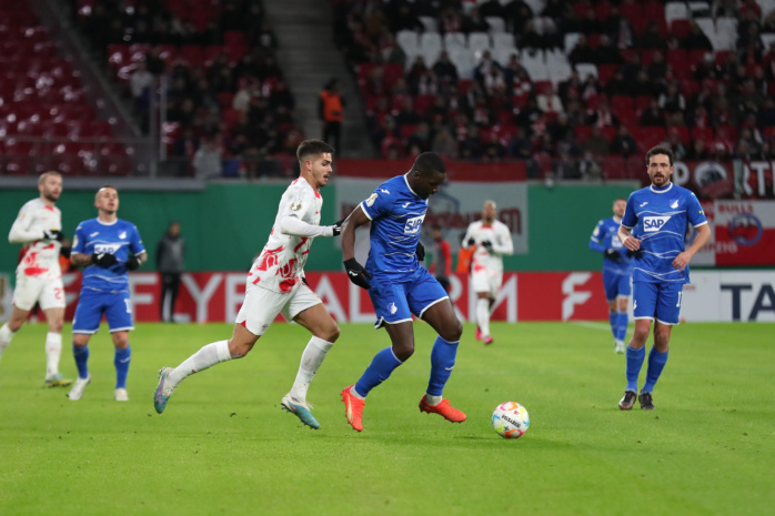 Andre Silva (19, RB Leipzig) gegen Stanley Nsoki (34, Hoffenheim). Foto: Jan Kaefer