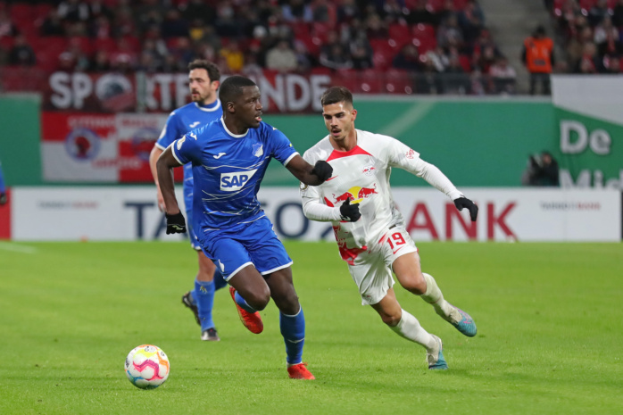 Stanley Nsoki (34, Hoffenheim) gegen Andre Silva (19, RB Leipzig). Foto: Jan Kaefer