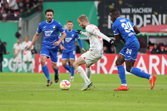 Konrad Laimer (27, RB Leipzig) gegen Stanley Nsoki (34, Hoffenheim). Foto: Jan Kaefer