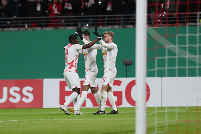 Timo Werner (11, RB Leipzig/ rechts) bejubelt mit Mohamed Simakan (2, RB Leipzig) sein Tor. Foto: Jan Kaefer
