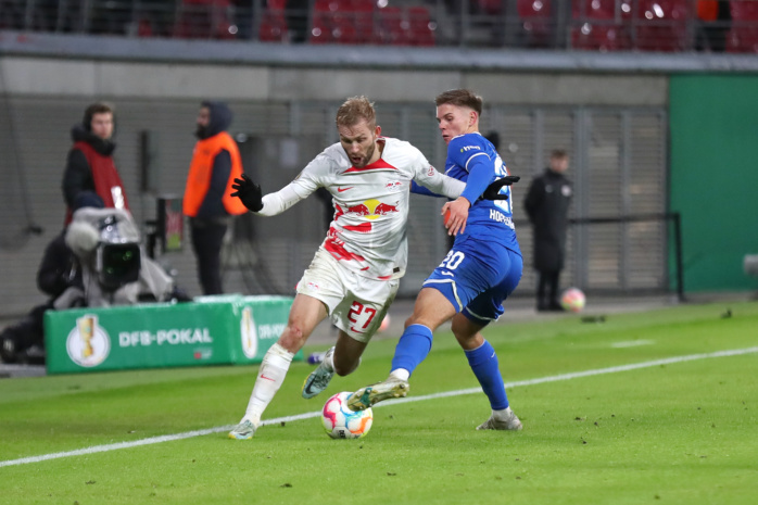 Konrad Laimer (27, RB Leipzig) gegen Finn Ole Becker (20, Hoffenheim). Foto: Jan Kaefer