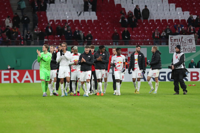 Die Spieler von RB Leipzig bedanken sich bei den Fans. Foto: Jan Kaefer