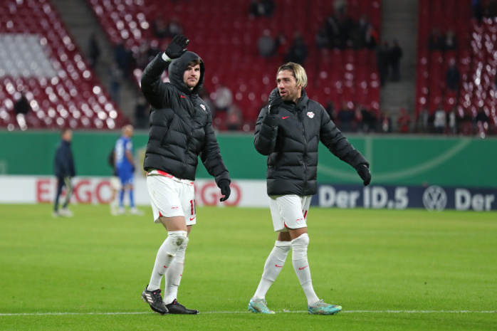 Timo Werner (11, RB Leipzig) winkt den Fans, mit Kevin Kampl (44, RB Leipzig). Foto: Jan Kaefer