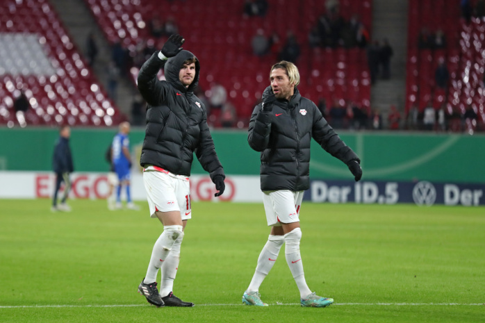 Timo Werner (11, RB Leipzig) winkt den Fans, mit Kevin Kampl (44, RB Leipzig). Foto: Jan Kaefer