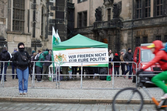Die „Freien Sachsen“ immer da, wo sie ihren Nationalsozialismus unter die Menschen bringen können. Hier in Dresden auf dem Theaterplatz. Foto: LZ