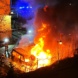 Die Feuerwehr löscht in den frühen Morgenstunden des 16. Februar 2023 brennende Fahrzeuge auf dem Gelände des Sachsenforst-Betriebshofes. Foto: LZ