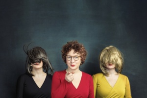 Drei Frauen mit Oberteilen in Farben der Deutschlandfahne