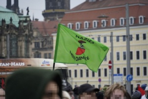 Protest mit Flagge.