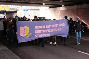 Demonstration mit Banner.