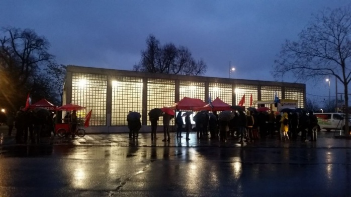 Mit mittlerweile knapp 100 Menschen bleibt die Linkendemo in Leipzig fast leer. Foto: LZ