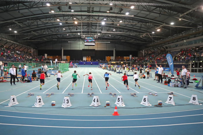 Die blaue Leichtathletik-Bahn in der Arena Leipzig. Foto: Jan Kaefer