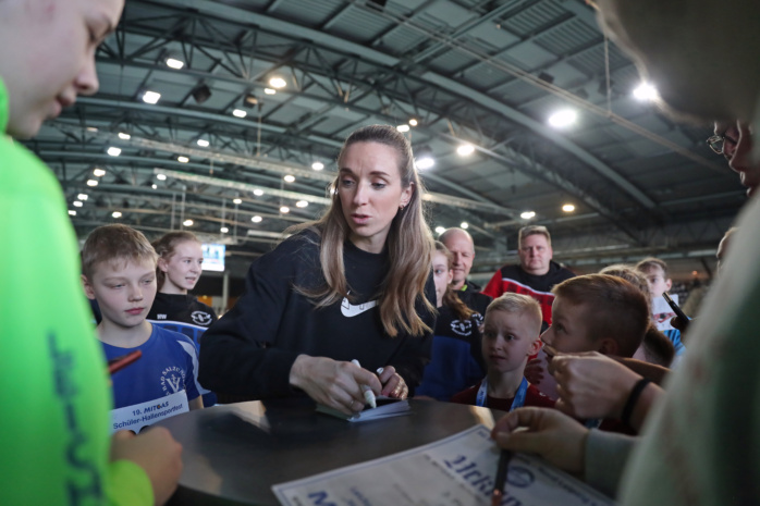 Autogrammstunde mit Cindy Roleder (SV Halle). Foto: Jan Kaefer