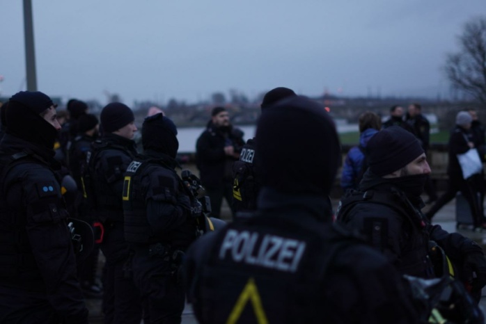 Die Polizei wie immer ganz dicht dran am Antifaschismus. Foto: LZ
