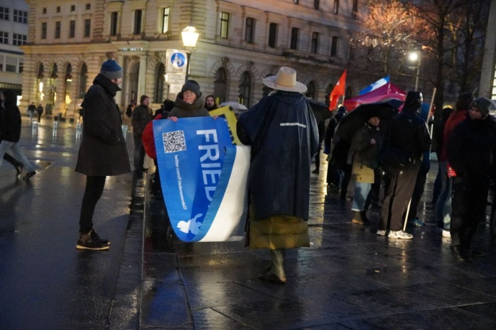 Einpacken für die Mitdemonstranten bei der Linkspartei. Bisschen zu viel „Frieden“? Foto: LZ