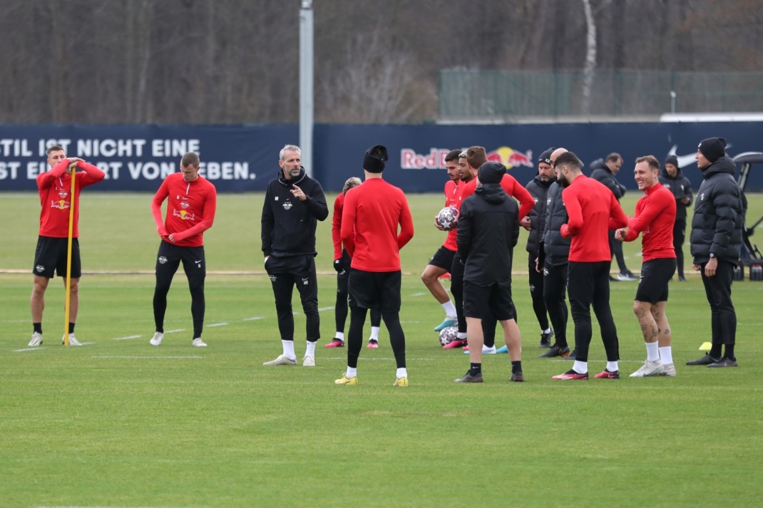RB-Fußballtraining auf dem Rasen.
