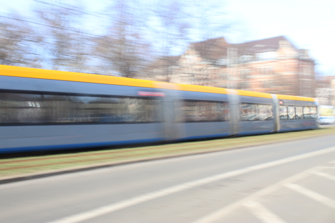 Straßenbahn im Süden von Leipzig.