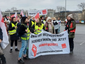 Kurz vor 9 Uhr auf dem Leuschnerplatz: Auch Erzieherinnen und Betreuerinnen streiken am heutigen 17. Februar 2023 in Leipzig.