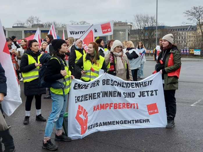 Kurz vor 9 Uhr auf dem Leuschnerplatz: Auch Erzieherinnen und Betreuerinnen streiken am heutigen 17. Februar 2023 in Leipzig.