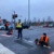 Um eine unberechtigte Durchfahrt und die Gef&auml;hrdung der Aktovisten zu verb&acute;meiden schlie&szlig;t ein Beamter die L&uuml;cke. Foto: LZ