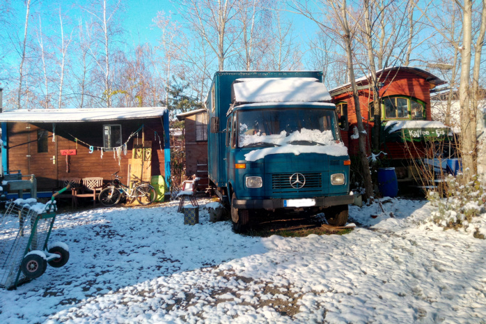 Bauwagen und ein Auto im Schnee