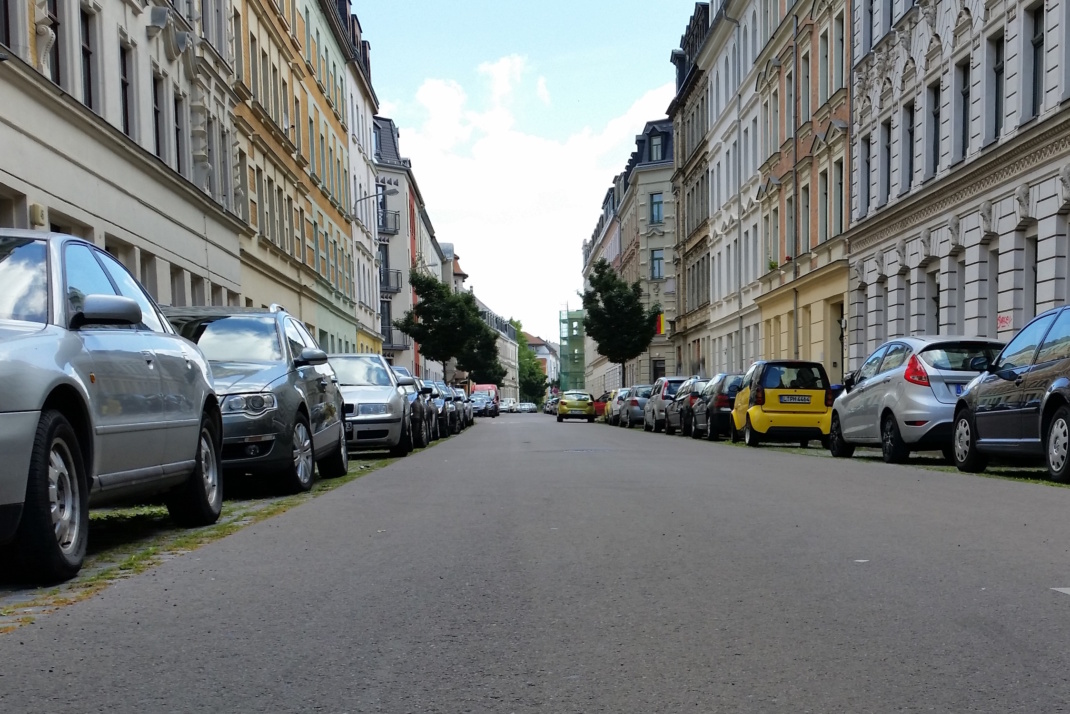 Vollgeparkte Straße in Leipzig.