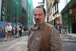 Otto Werner Förster unterwegs in der Petersstraße (2005). Foto: Ralf Julke