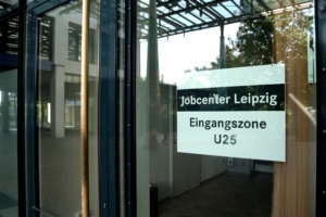 Eingang am Jobcenter Leipzig.