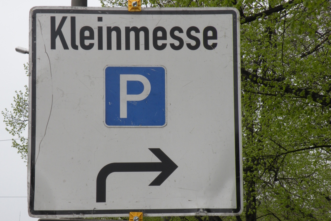 Hinweisschild auf Kleinmesse.