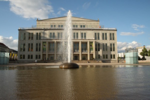 Die Oper Leipzig von außen am Augustusplatz.