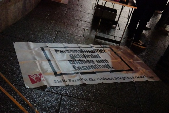 Banner mit der Aufschrift "Personalmangel gefährdet Bildung und Gesundheit"