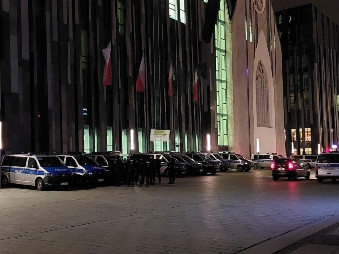 Transporter von der Polizei vor dem Leipziger Universitätsgebäude