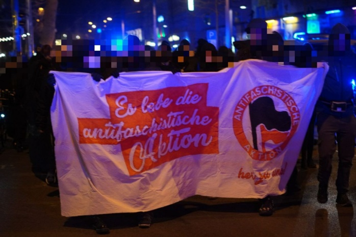 Personen mit einem Banner mit der Aufschrift "Es lebe die antifaschistische Tradition"