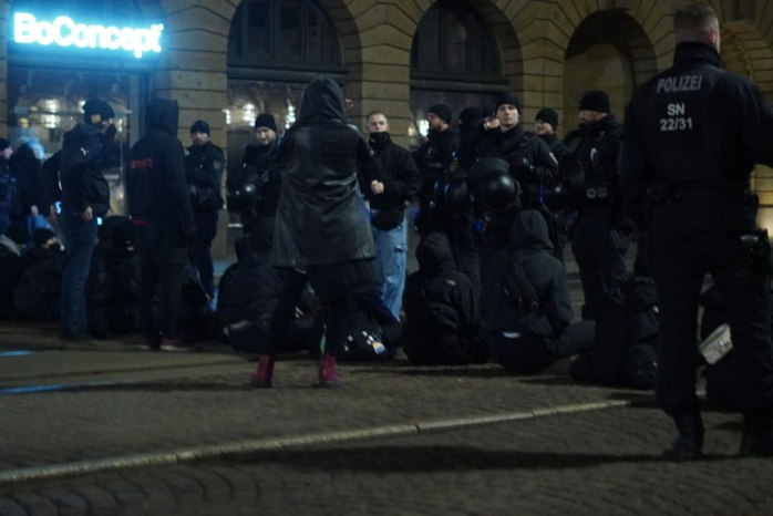 Sitzblockade durch den Gegenprotest in der Leipziger Innenstadt. Foto: LZ