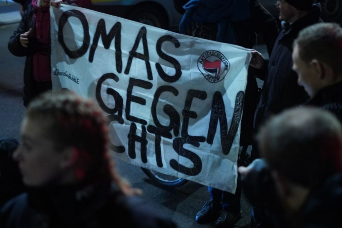 Ein Banner mit der Aufschrift "Omas gegen Rechts"