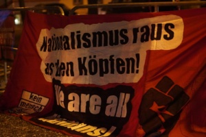 Banner mit der Aufschrift „Nationalismus raus aus den Köpfen“