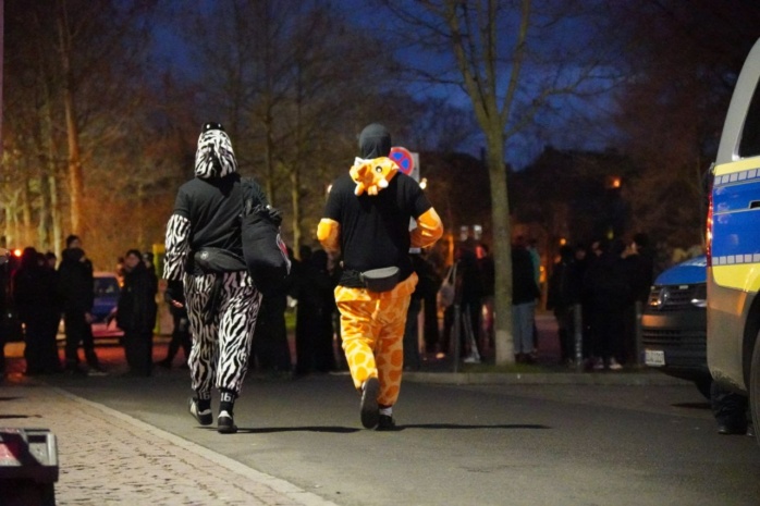 Verkleidete Personen, von hinten zu sehen